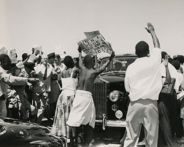 1960'lı yıllar Mali için artık özgürlüğün başladığı zamanlardı. Bağımsızlığını kazanan ülke yerel müzisyenlere ciddi destekler vermeye başlamıştı. Çünkü devlet, Mali'ye ait en iyi pazarlanabilir kültür öğesi olarak müziği görüyordu.