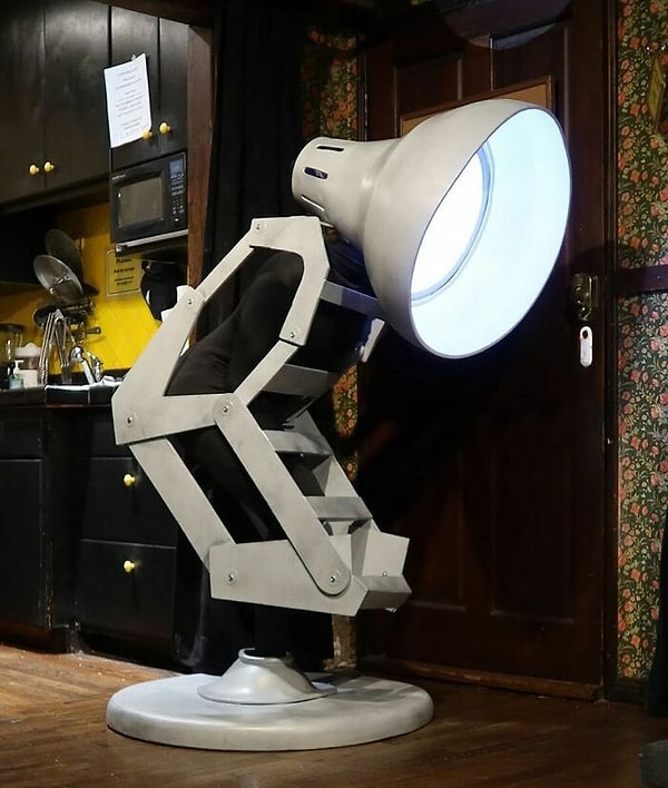 22. Видите человека внутри лампы?