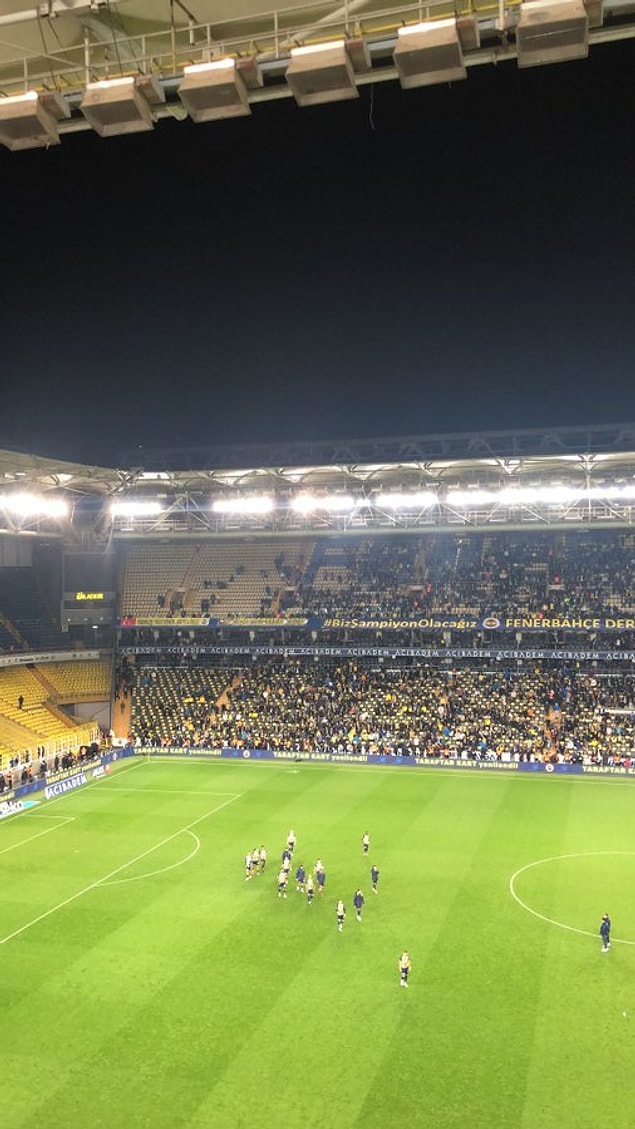 Fenerbahçeli futbolcular, Alanyaspor maçının ardından protestolara rağmen başları öne eğik şekilde tribünleri gezdi.