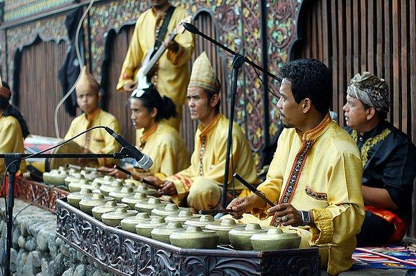 Minangkabaular ya da kısaca Minang halkı, 9 milyonluk nüfuslarıyla Endonezya'nın en kalabalık etnik gruplarından biridir. Kendilerine özgü Minangkabau dilini konuşan halk çoğunlukla Müslümandır ve Batı Sumatra bölgesinde yaşarlar.