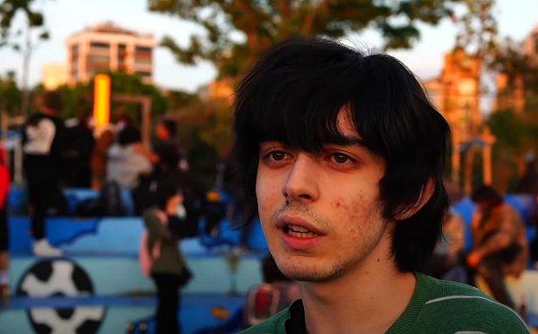 Başka bir punk öğrenci olan Yibit de insanların bastırılmasını istemediğini, Türkiye'de değil dünyada yaşamak istediğini söylüyor.