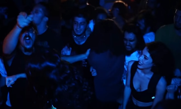 Toplumdaki bakış açısından dolayı farklı olan şeyin "kötü" olarak yaftalanması, punk kültürünü de epey zora sokuyor. Sahne verilmemesinden giyim tarzından dolayı dayak yemeye pek çok sıkıntının hâlâ aşılamadığına dikkat çekiliyor.