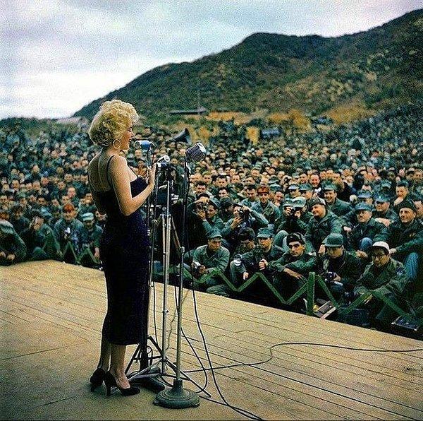 2. Marilyn Monroe Türk ve Amerikan askerlerine konser verirken, Güney Kore, 1954.