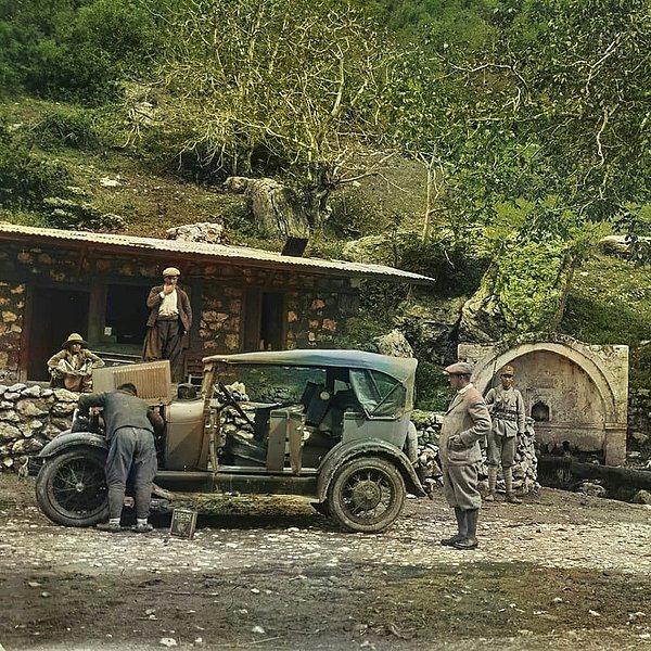 3. Pozantı'da yolda kalan araç, Adana, 1930.