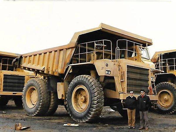 5. Atatürk Barajı inşaatında kullanılan kamyonlar, Şanlıurfa, 1983.