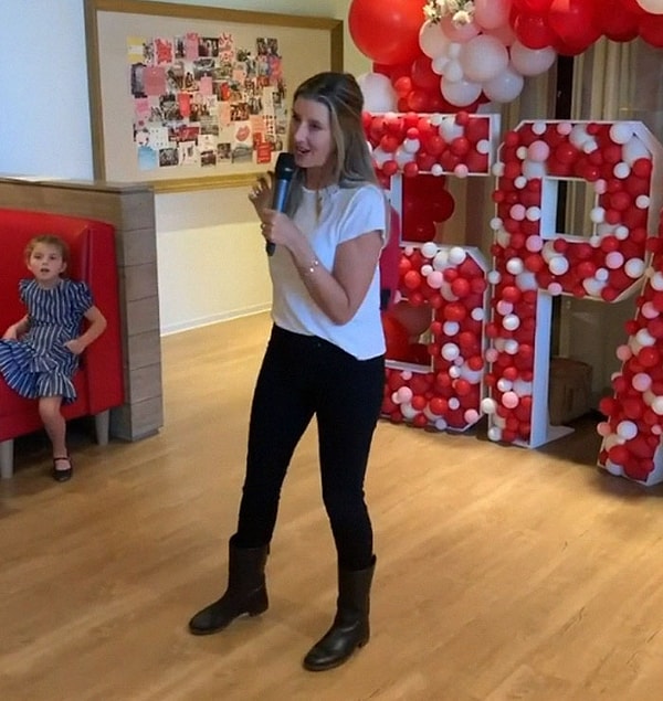 Два десятилетия спустя компания празднует покупку Blackstone контрольного пакета акций.