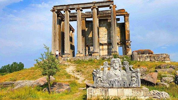 Aizanoi, Anadolu'da en iyi korunmuş Zeus Tapınağı'na ve dünyanın ilk ticaret borsa binasına ev sahipliği yapıyor.