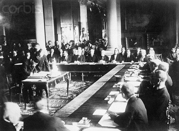 Kuruluşu 30 Temmuz 1922 günü İzmir'de törenle ilan edilen İyonya Devleti'nin geçmişini anlamak için İstanbul Hükumeti'nin imzaladığı Sevr Antlaşması'na gitmemiz gerek.