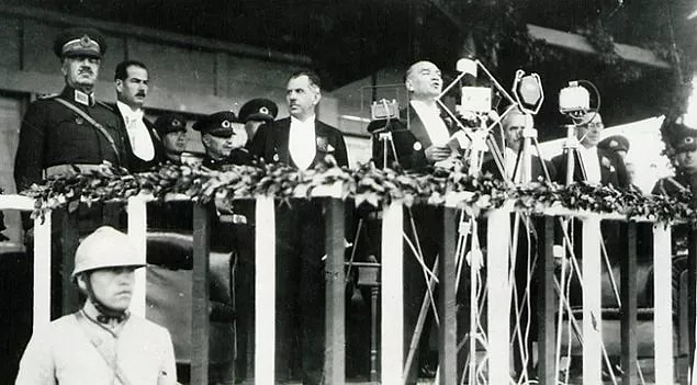 Şerefli Bir Yaşamın Bedeli, Her Ne Olursa Olsun Ödenir. Küçük Oyunlar, Küçük Oyuncularındır. Onlar, Okyanusta Boğulmanın Adabını Bilemezler! Cumhuriyet Erdemdir. Ülkemizin Doğum Gününü Kutlamak, Bu Günü Hakkınca Yaşamak Bize Yakışandır, Olması Gerekendir…