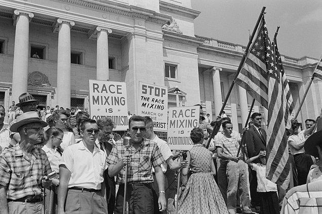 4. ''Irk karışımı''nın komünizm ile eş değer olduğunu savunarak, protesto eden bir grup beyaz Amerikalı.