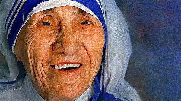 Papalar, Rahibe Teresa'nın bir kadının ve ardından bir erkeğin tümörlerini iyileştirdiğinde mucizeler gerçekleştirdiğini iddia etti.