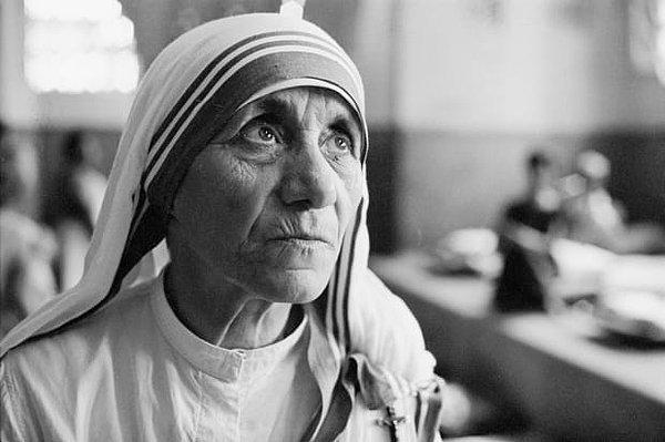 Yine de bazıları, Rahibe Teresa'nın art niyetleri olsa bile, en azından değer verdiği insanların bunun için daha iyi durumda olduğunu iddia ediyor.