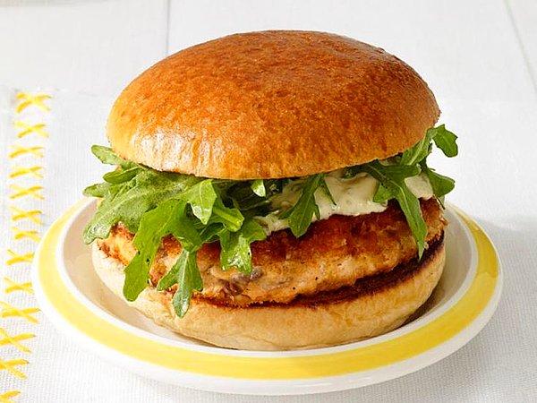 8. Balık yemek istemeyen çocuklarınıza bu iştah kabartan hamburgeri hazırlayın!