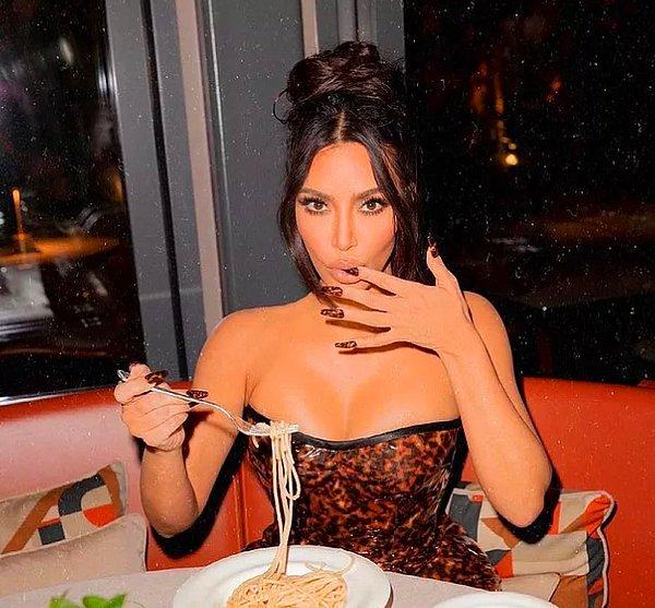 7. Dünyaca ünlü televizyon yıldızı Kim Kardashian'ın sosyal medya hesabından paylaştığı avizeye bağlanmış kadın fotoğrafı akıllarda soru işareti yarattı...