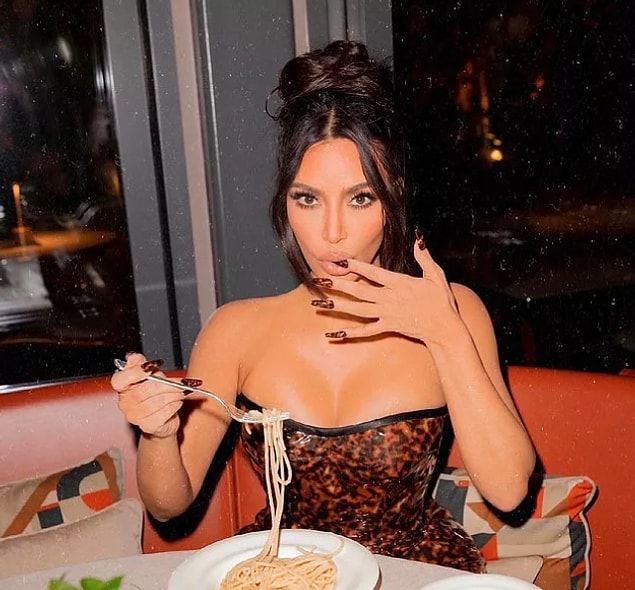7. Dünyaca ünlü televizyon yıldızı Kim Kardashian'ın sosyal medya hesabından paylaştığı avizeye bağlanmış kadın fotoğrafı akıllarda soru işareti yarattı...