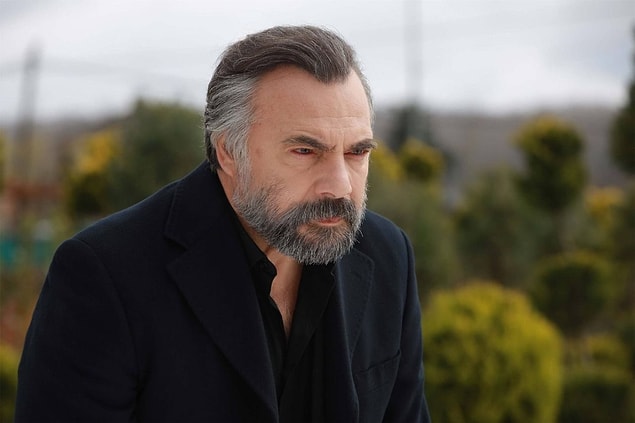 Başarılı dizinin başrollerinde ise Oktay Kaynarca, Ozan Akbaba ve Sabina Toziya gibi isimler vardı.