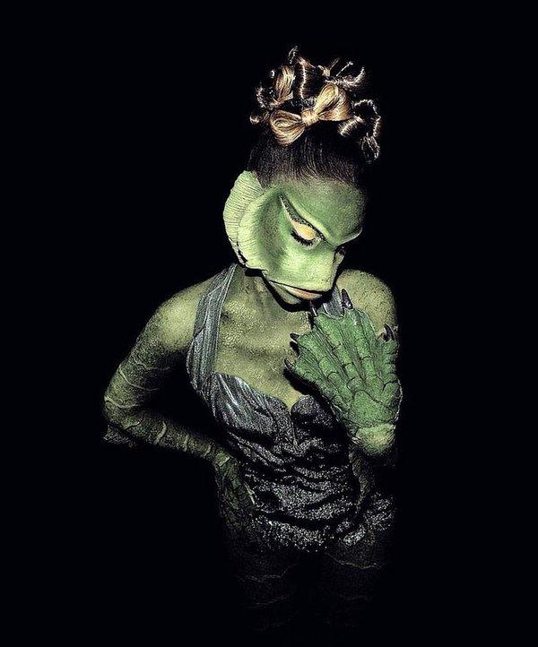 2. Ariana Grande ise kostüm işinin hakkını vererek yeşil su altı canavarı oldu...