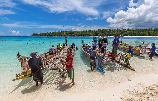 19. Yerli halk yaklaşık 50.000 yıl önce Papua Yeni Gine'ye yerleşti.