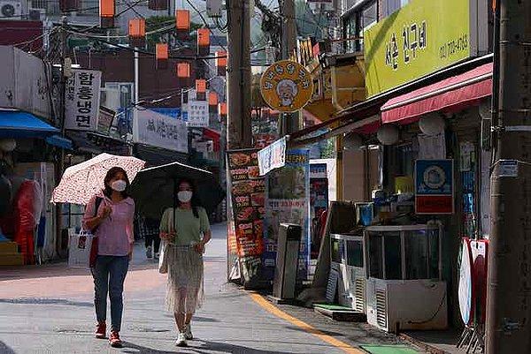 19. "Bahar mevsiminde Güney Kore'ye gitmiştim ve sürekli yağmur yağıyordu. Ülkede çok yağmur yağdığı zaman çevredeki dükkanların sahipleri, ihtiyacı olan insanların kullanması için kenarlara şemsiye bırakıyorlar!"