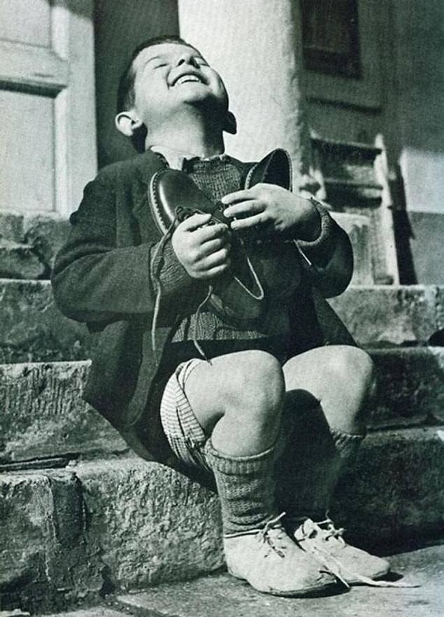 Bizim ev şap grisi, dünyanın renkleri türlü türlüydü; o yüzden dışarda olmayı çok severdim.
