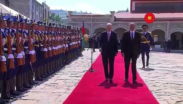 Azerbaycan’daki resmi törende basına yansıyan yürüyüşü,