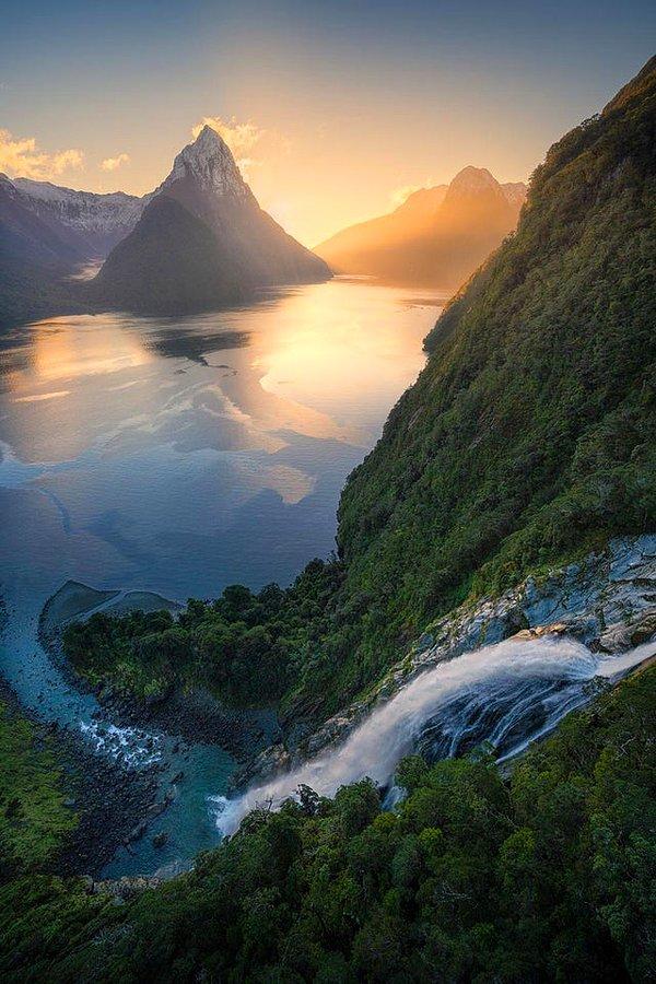6. Yeni Zelanda'da dağların denizden yükseldiği bu büyüleyici yer...😍