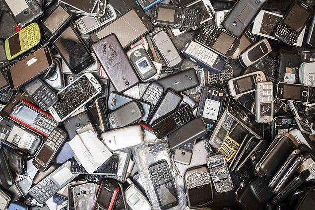 12. Çağımızın en büyük sorunlarından biri; her sene yeni bir modeliyle değiştirilen telefonların çöplüğü: