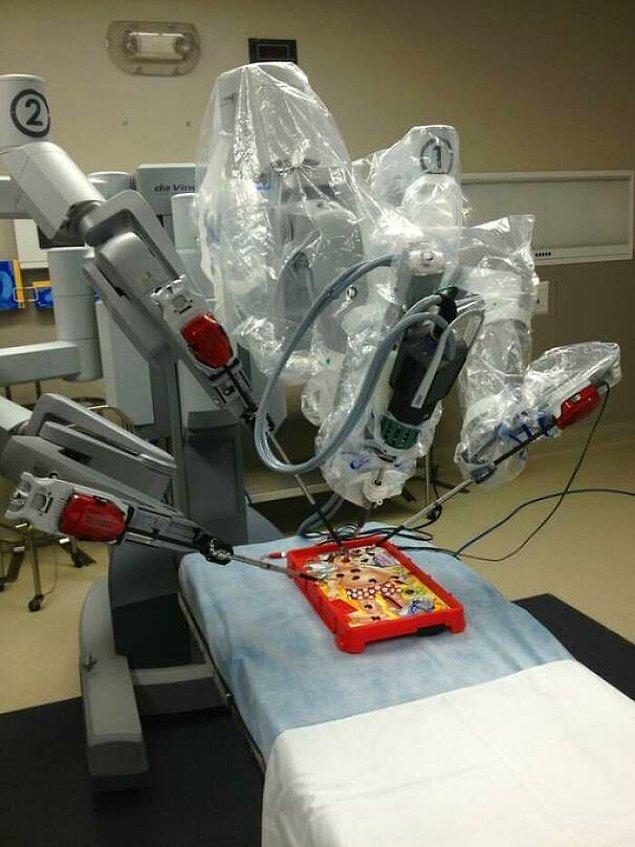 15. DaVinci ameliyat robotunu, bir ameliyat oyuncağı üzerinde deniyorlar.