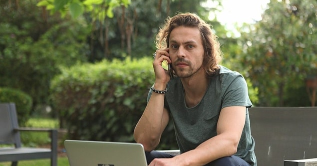 Kulüp Dizisinin Orhan’ı Mettin Akdülger Kimdir? Metin Akdülger Kaç Yaşında?