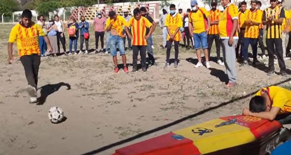 Ölen Kalecinin Tabutunu Sahaya Getirip Tabuta Penaltı Çekerek Veda Ettiler