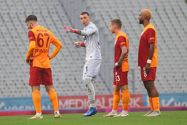 Galatasaray, lider Trabzonspor'un 9 puan gerisine düştü.