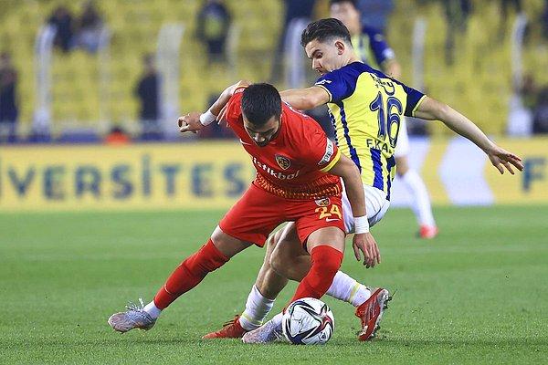 Fenerbahçe, biri penaltıdan olmak üzere dört kez direğe takıldığı maçta 3 puanı yine alamadı ve galibiyet hasretini dört maça çıkardı.
