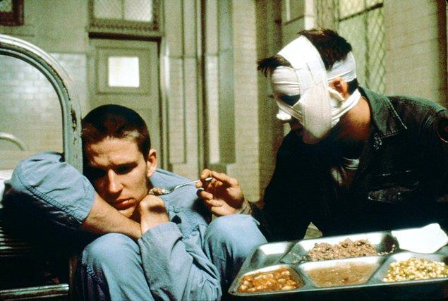 11. Nicolas Cage, Birdy'deki rolüne hazırlanmasına yardımcı olmak için bazı dişlerini anestezi olmadan çektirmiş.