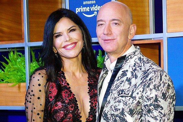 Bezos 2019 yılında MacKenzie Bezos ile yollarını ayırdıktan sonra aradığı aşkı oyuncu Lauren Sanchez'te bulmuştu.