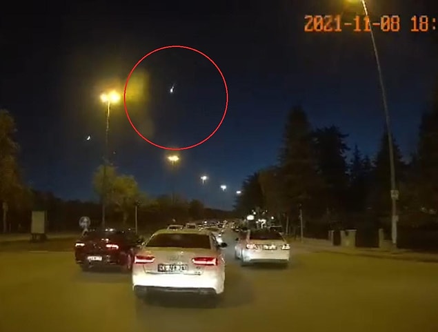 Gökyüzündeki ışık hüzmesi, gören herkeste "Acaba meteor mu?" sorusunu akıllara getirdi.