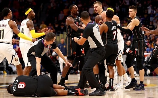 Markieff Morris'in Hareketine Sinirlenen Nikola Jokic, Rakibini Omuz Atarak Yere Serdi