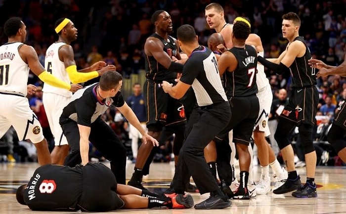 Markieff Morris'in Hareketine Sinirlenen Nikola Jokic, Rakibini Omuz Atarak Yere Serdi