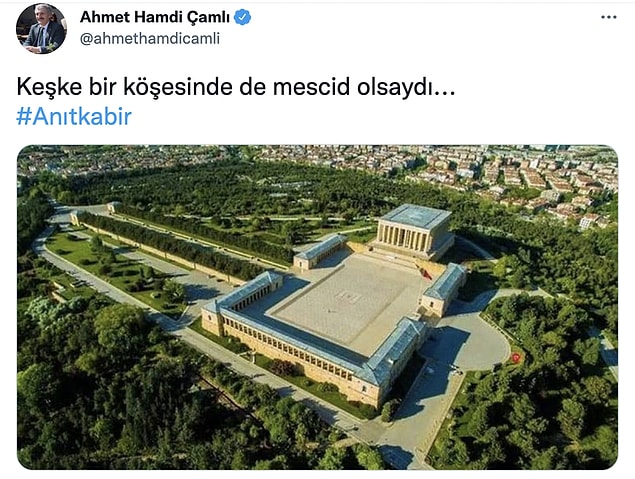 Çamlı, Twitter hesabından "Keşke bir köşesinde de mescid olsaydı" yazarak Anıtkabir fotoğrafını paylaştı.