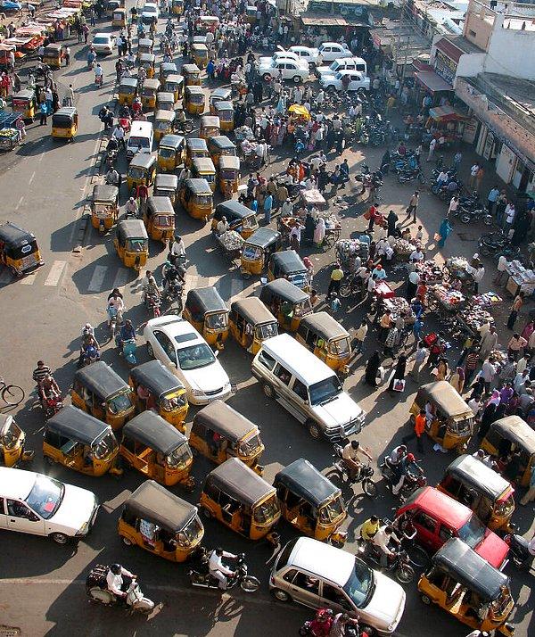 11. "Hindistan'a geldiyseniz haberiniz olsun; hiçbir sürücü trafik kurallarına uymuyor. Trafiğe atılırken hayatınız sizin elinizde yani."