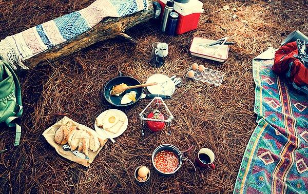 7. Kampta yemek yemek için tek kullanımlık ürünler yerine kamp kullanımına uygun, kırılmaz ürünler tercih edebilirsin.
