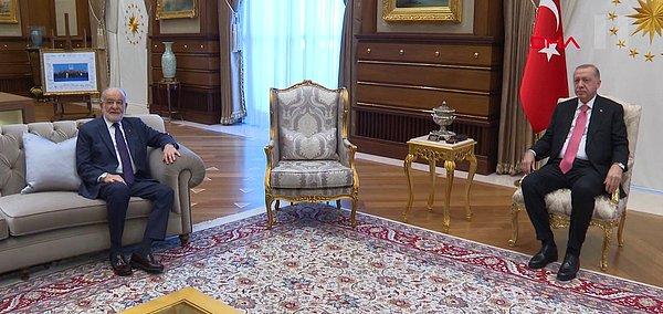 Erdoğan'ın Karamollaoğlu ile el sıkıştıktan sonra yanındaki koltuk yerine kanepeyi işaret ettiği görüldü.