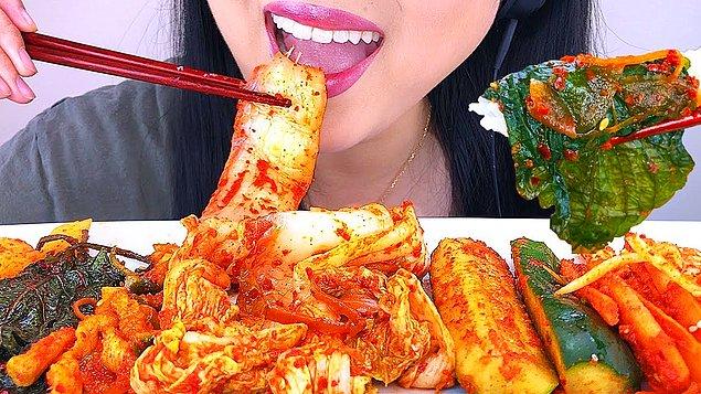 12. Fotoğraf çekilerken, sokaklarda "Kimchi" diye gülümseyen insanlar görmeniz oldukça olası! Bu yiyecek kelimenin tam anlamıyla Koreliler için hayat suyu.