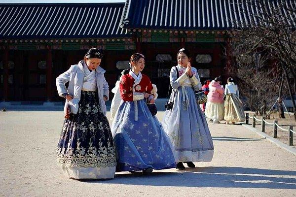13. Korelileri her ne kadar gülen yüzleri ve eğlenceli tavırları ile tanısak da aslında oldukça kuralcı bir toplum yapısına sahiptirler.