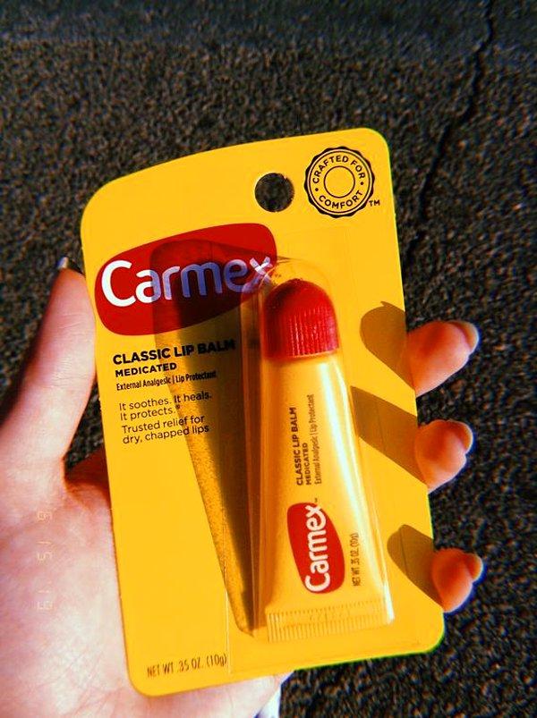 2. Carmex lip balm dudak kremi ile hasarlı dudaklarınızı onarın!