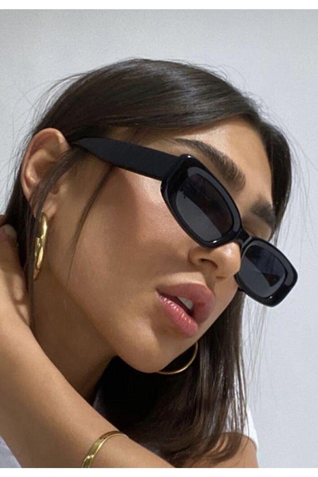 4. Sezonun trendi dikdörtgen gözlük modellerini incelemeden geçmemelisiniz! 😍