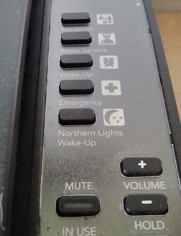 8. В моем гостиничном телефоне в Исландии есть специальная кнопка, которая разбудит вас, если в небе будет северное сияние