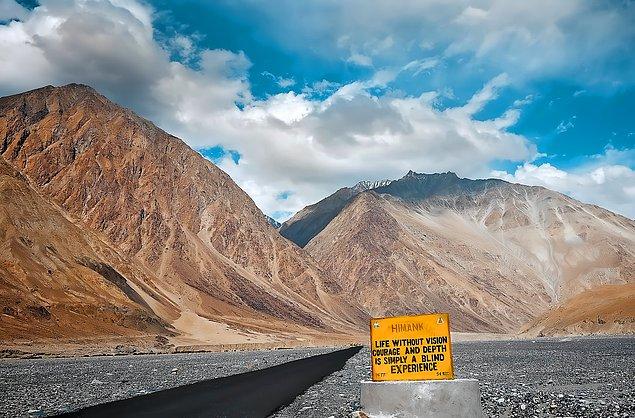 1. Ladakh'ta yer çekimine meydan okuyan bir tepe vardır.