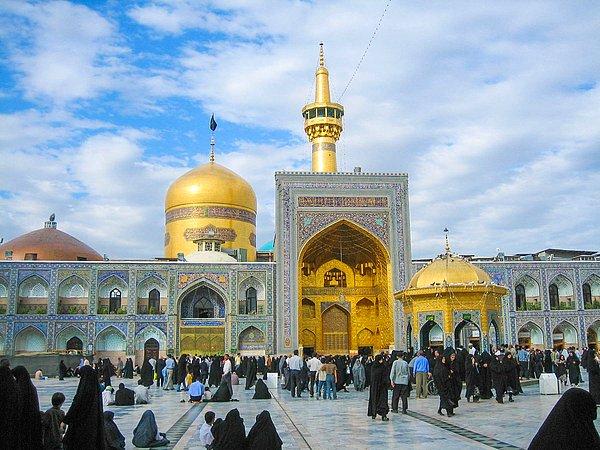 İran'da dinden çıkmak yasak. Sonradan Müslüman olabilirsiniz ancak İslam'dan çıkamazsınız. Bunun için yurt dışına gidip dininizi değiştirmeniz gerekiyor.