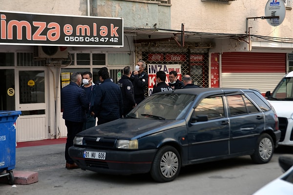 Katil zanlısı Sefa Kürçe ise olay yerine gelen Cinayet Büro Amirliği ekiplerine teslim oldu.