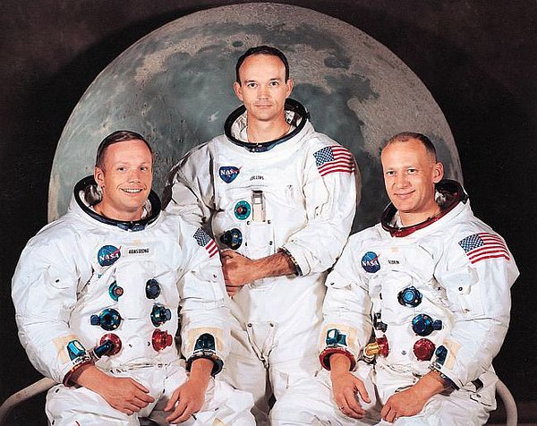 Apollo 11 astronotlarından Neil A. Armstrong, Michael Collins ve Edwin E. Aldrin Ay dönüşlerinin ardından 29 Eylül 1969 tarihinde birçok ülkenin başkentini ve farklı şehirlerini ziyaret ettikleri bir dünya turuna başladılar.